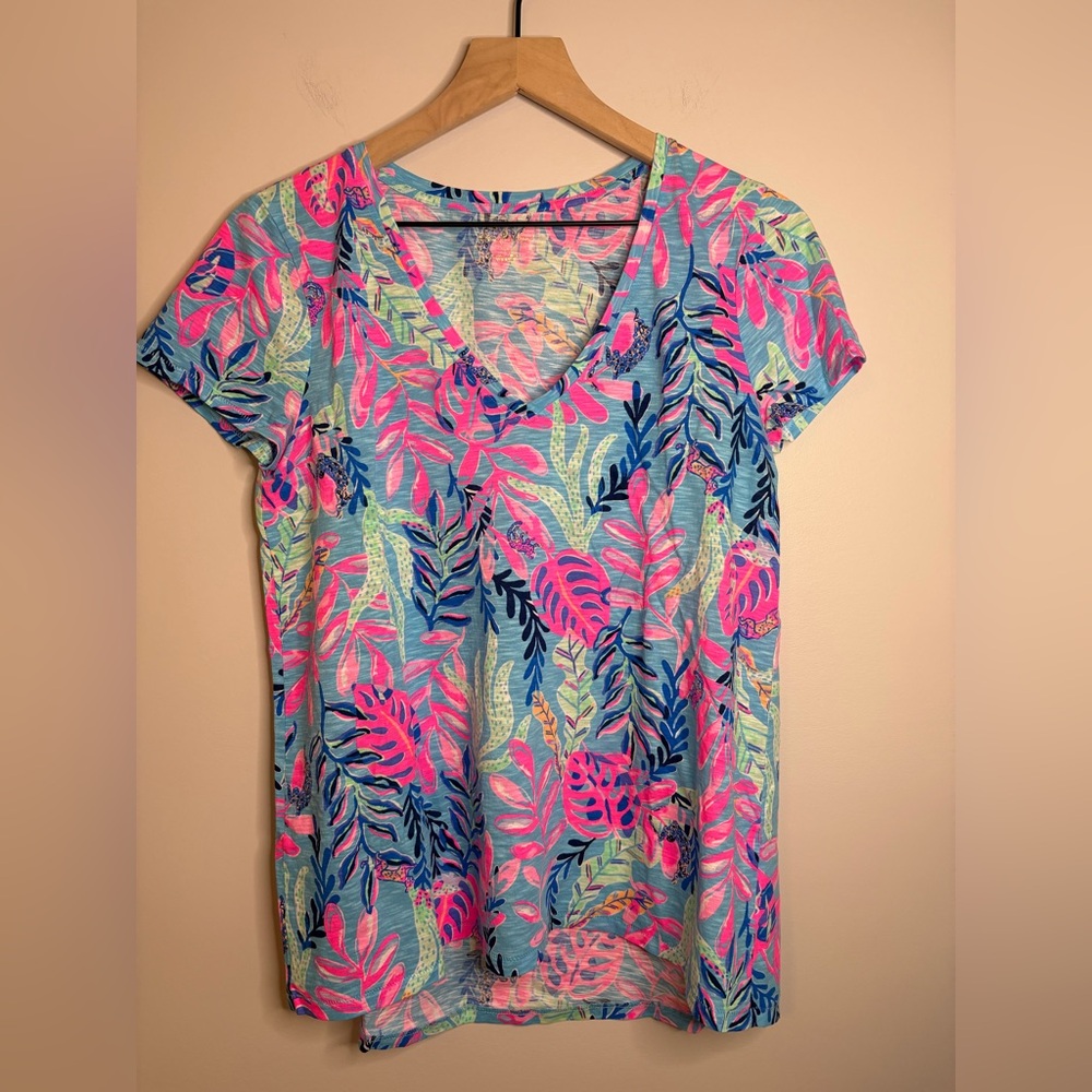Women’s Lilly Pulitzer Etta vneck tshirt w/pink & blue tropical print size M